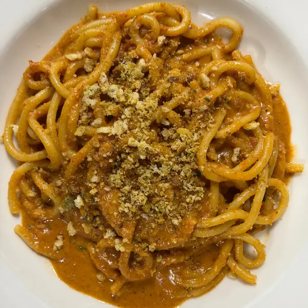 Bigoli con nduja piccante, pane grattugiato