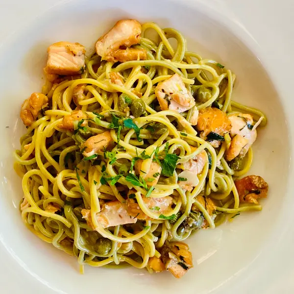 Paglia e fieno con salmone