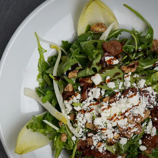 Insalata di arugula, uva e caprino