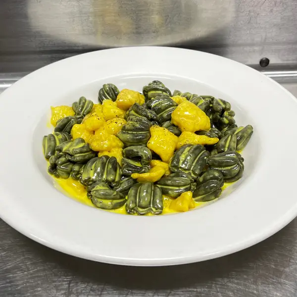 Cuffie con ragu di pesce biano e crema allo zafferano