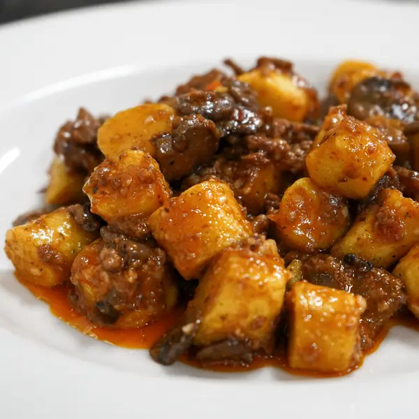 Gnocchi con ragu di carne e funghi